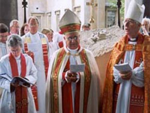 Vescovo spagnolo: aprire ai gay porta a Auschwitz - vescovo anglicano 1 - Gay.it