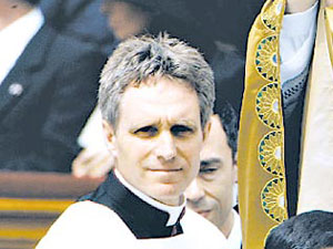 CHI È QUEL FICO ACCANTO AL PAPA? - Gaenswein9 - Gay.it