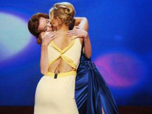 TV: bacio saffico tra 'Casalinghe disperate' - cross huffman - Gay.it