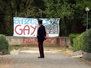 Treviso: maresciallo fotografava carabinieri nudi - carabiniere solo - Gay.it