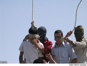 Iran: tre uomini impiccati per violenza su giovane - iran impiccati 1 - Gay.it