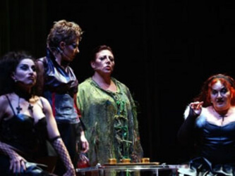 Napoli: in scena i travestiti-boss di Malacarne