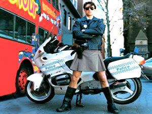 NO AI POLIZIOTTI IN DRAG