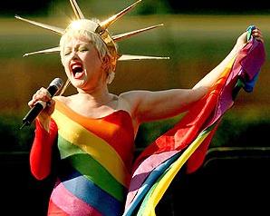 Musica: Cyndi Lauper e altri in tour per i diritti dei gay - Cyndi Lauper - Gay.it