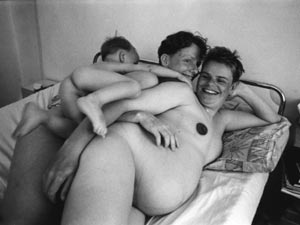 Società: una lesbica su tre è mamma - lesbian family02 - Gay.it
