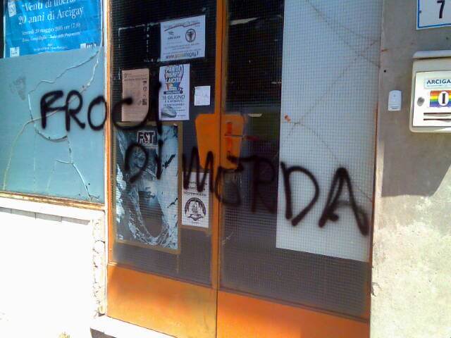 Grosseto: scritte ingiuriose sulla porta di Arcigay