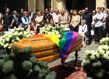 Milano: tenuti i funerali laici di Gianni Delle Foglie - giannidellefoglie funerale - Gay.it