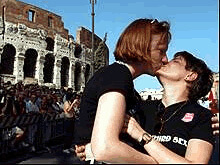 BACIO GAY: GRILLINI (SD) FACCIAMO UN 'KISS IN' DI PROTESTA - gaykissromakissinBASE - Gay.it