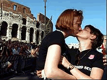 BACIO GAY: GRILLINI (SD) FACCIAMO UN ‘KISS IN’ DI PROTESTA