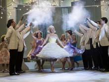 ‘HAIRSPRAY’, LE ‘DIVINE’ MOSSETTE DI JOHN TRAVOLTA OVERSIZE