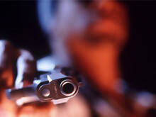 Lo chiama “gay” e lui lo uccide