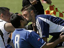 Bacio in campo tra due calciatori: ed è subito scandalo