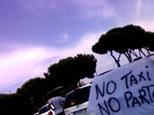 Roma: tassista insulta gay e scappa