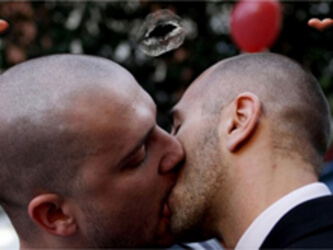 In migliaia a Madrid per il bacio collettivo