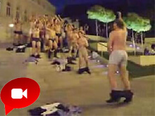 I rugbisty austriaci nudi in piazza