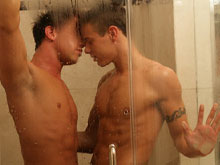In due sotto la doccia - duedocciaBASE - Gay.it