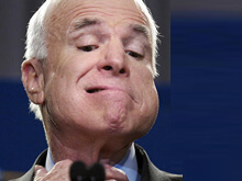 McCain disperato chiede il voto alla comunità lgbt