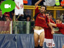 Vucinic fa gol e si spoglia in campo