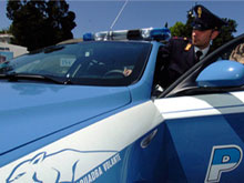 Donne poliziotto al “Naked Party” nel locale gay