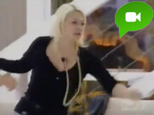 Video: Federica lancia un bicchiere addosso a Gianluca