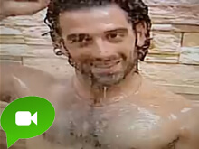 Video: sexy Alberto sotto la doccia