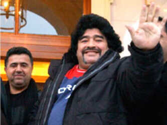 Maradona accusa: "Pelè ha perso la verginità con un uomo" - maradonaBASE - Gay.it