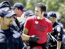 La "Prop 8" rimane. Delusione per la Califonia gay - prop8decisionBASE2 - Gay.it