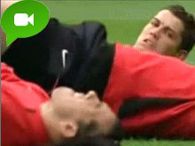 La sbirciatina di Ronaldo al collega