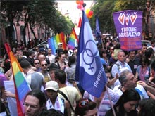 Mille persone al Napoli Pride. Polemiche per gli assenti
