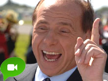 Silvio Berlusconi agli operai: “Ma siete tutti gay?”