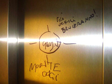 Scritte omofobe, imbrattati gli uffici di Gay.it - gayutattaccoBASE - Gay.it