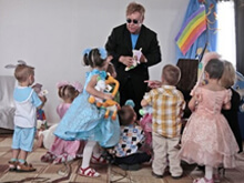 Adozioni: l'Ucraina dice "no " ad Elton John - elton figlio2BASE - Gay.it