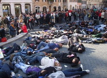 Flash mob: A decine si fingono morti per le vie di Roma