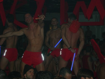 Il party in rosso, per non dimenticare la prevenzione - BASEredparty - Gay.it