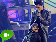 Scene di sesso sul palco per Adam Lambert