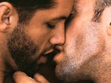 L'approccio più lungo del mondo - arrestato bacioBASE - Gay.it