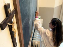 Crocefisso simbolo di discriminazione gay. Via dalle scuole - crocefissoscuoleBASE - Gay.it