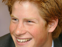 Il principe Harry bacia un ragazzo gay per una birra