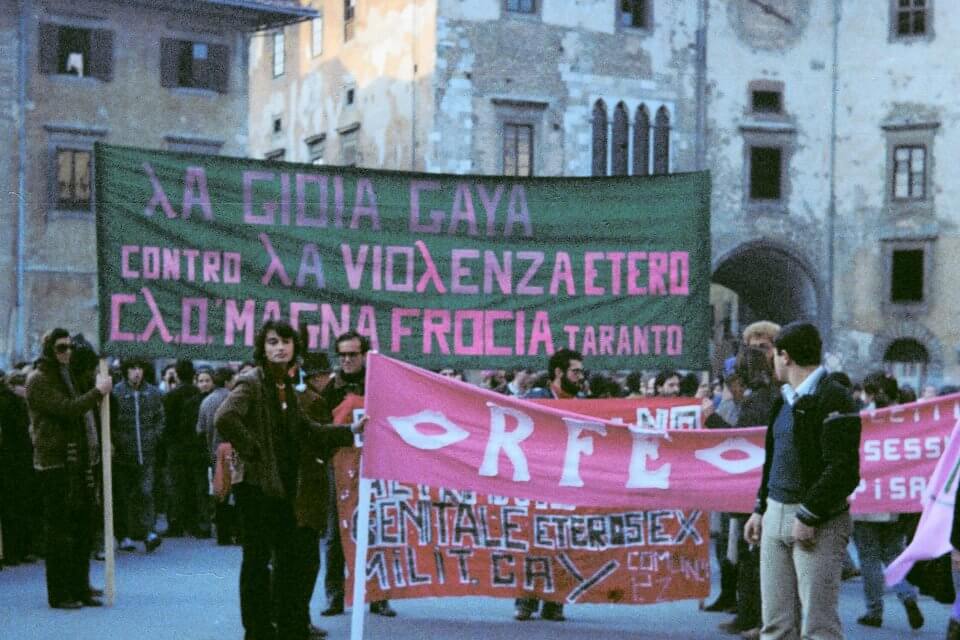 Il primo Gay Pride italiano? A Pisa, nel 1979. Ecco la nostra Stonewall. - striscioni - Gay.it