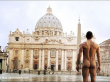 Luizo Vega nudo davanti la Basilica di San Pietro