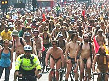 Nudi e con le ruote. Ecco i ciclisti del Fremont Festival