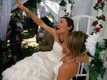 Coppia lesbo di Ferrara si sposa a Barcellona