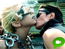 Baci lesbo nel Telephone di Gaga e Beyoncè - LadytelephoneBASE1 - Gay.it