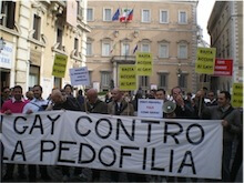 In 50 a Roma contro le dichiarazioni diffamatorie di Bertone - pedofiliabertoneromabase 1 - Gay.it