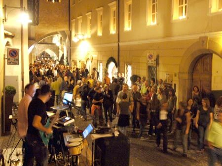 Bolzano, aggredita coppia gay fuori da un disco pub - bolzanoBASE 1 - Gay.it