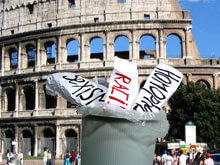 Roma, la procura indaga. Alemanno: “No a legge omofobia”
