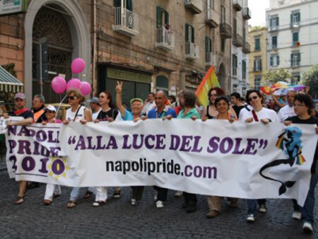 In più di 300.000 "Alla luce del sole" per il Napoli Pride - NapoliPride2010BASE 1 - Gay.it