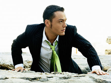Tiziano Ferro scrive l’autobiografia e fa coming out