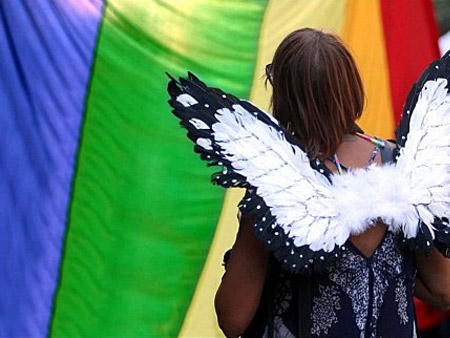 Napoli Pride, ragazza molestata durante il concerto - molestiaprideBASE 1 - Gay.it