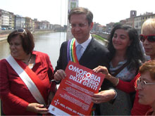 Pisa, Sindaco indossa fascia arcobaleno e issa bandiera gay